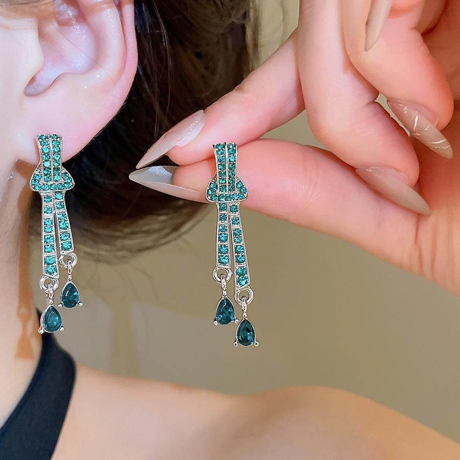 Vintage Rhinestone Drop Earrings for Women Long Tassel Water Drop Ribbon Shape Dangle Earrings Elegant Fashion Banquet Jewelry