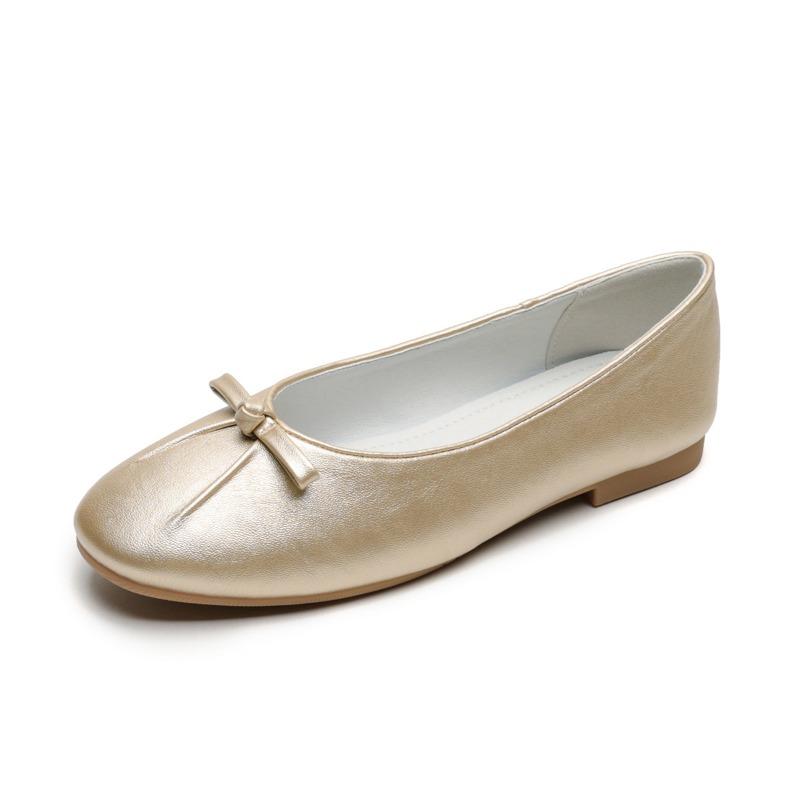 A Shallow-mouthed Single-shoe Girl Is Wearing Flat Soft-soled Grandma Shoes on One Foot