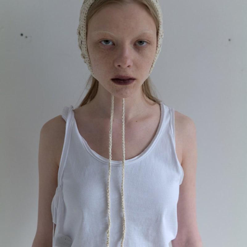 

NOTHINGEVERYTHING HANDMADE KNIT BONNET in IVORY OS