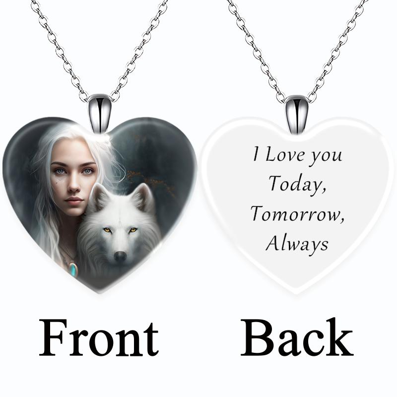 

Модное колье-подвеска «Волк» с кристаллами в форме сердца