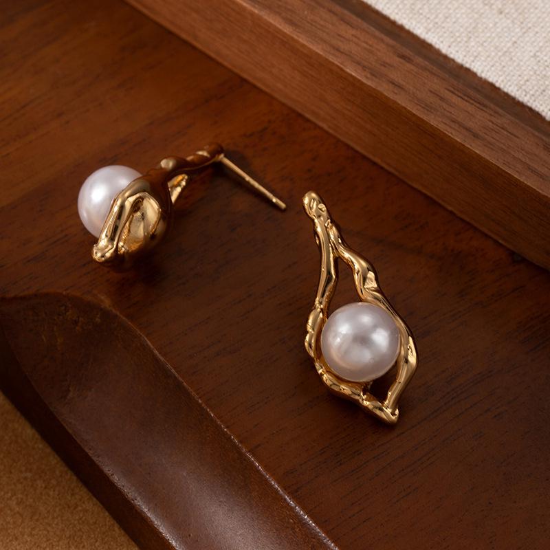Elegant Titanium Pearl Baroque Water Drop Earrings, 18K Gold-Plated Stainless Steel, Versatile Light Luxury Accessory. золотой