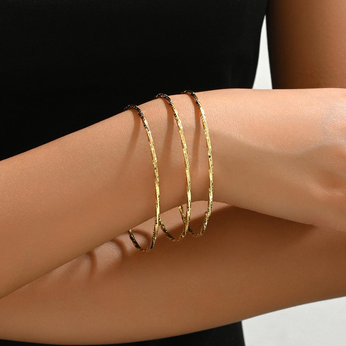 

ins Xiaoxiangfeng Fashion OL Women s Multi-layer Bracelet 18K Electroplating Alloy Niche Design Bracelet Plain Ring Bracelet