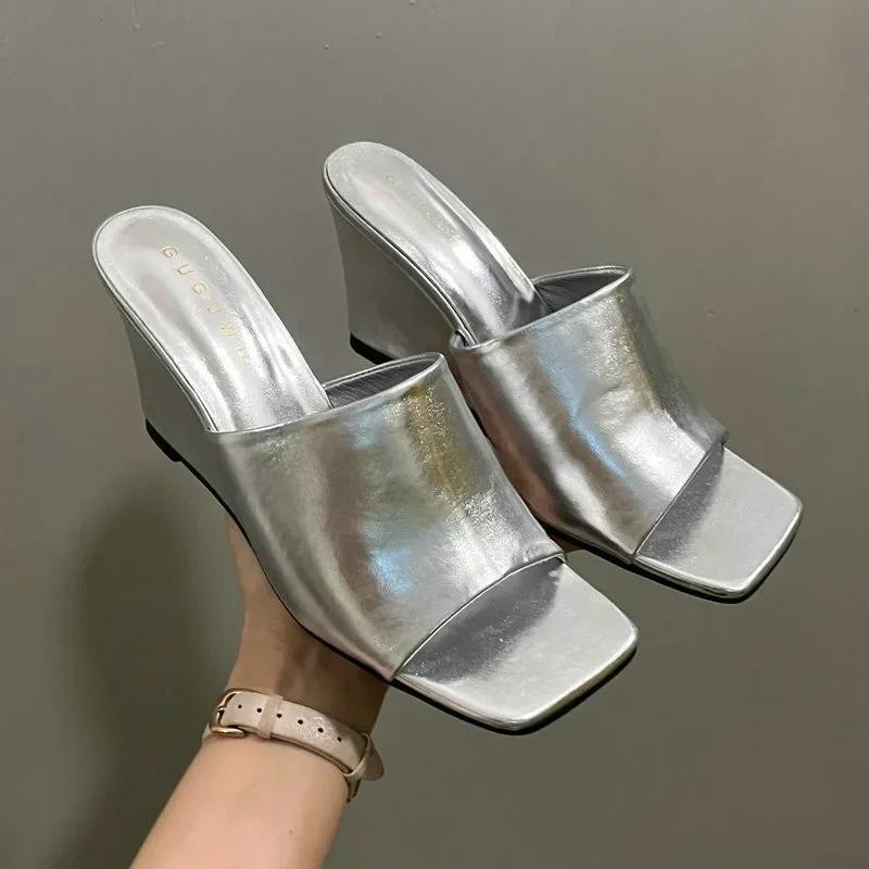 Модные ретро-тапочки на танкетке — фото 5