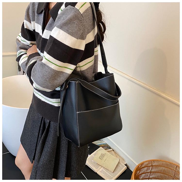 2025 Autumn Women's Retro Large-Capacity Bucket Bag: Versatile Crossbody and Shoulder Bag