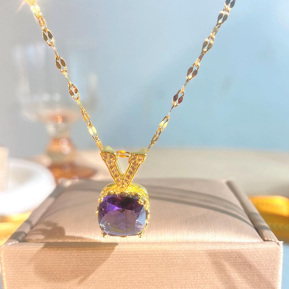 Explosive V-shaped Geometric Square Diamond Pendant Necklace for Women, Simple and Hot Selling Creative Collarbone Chain