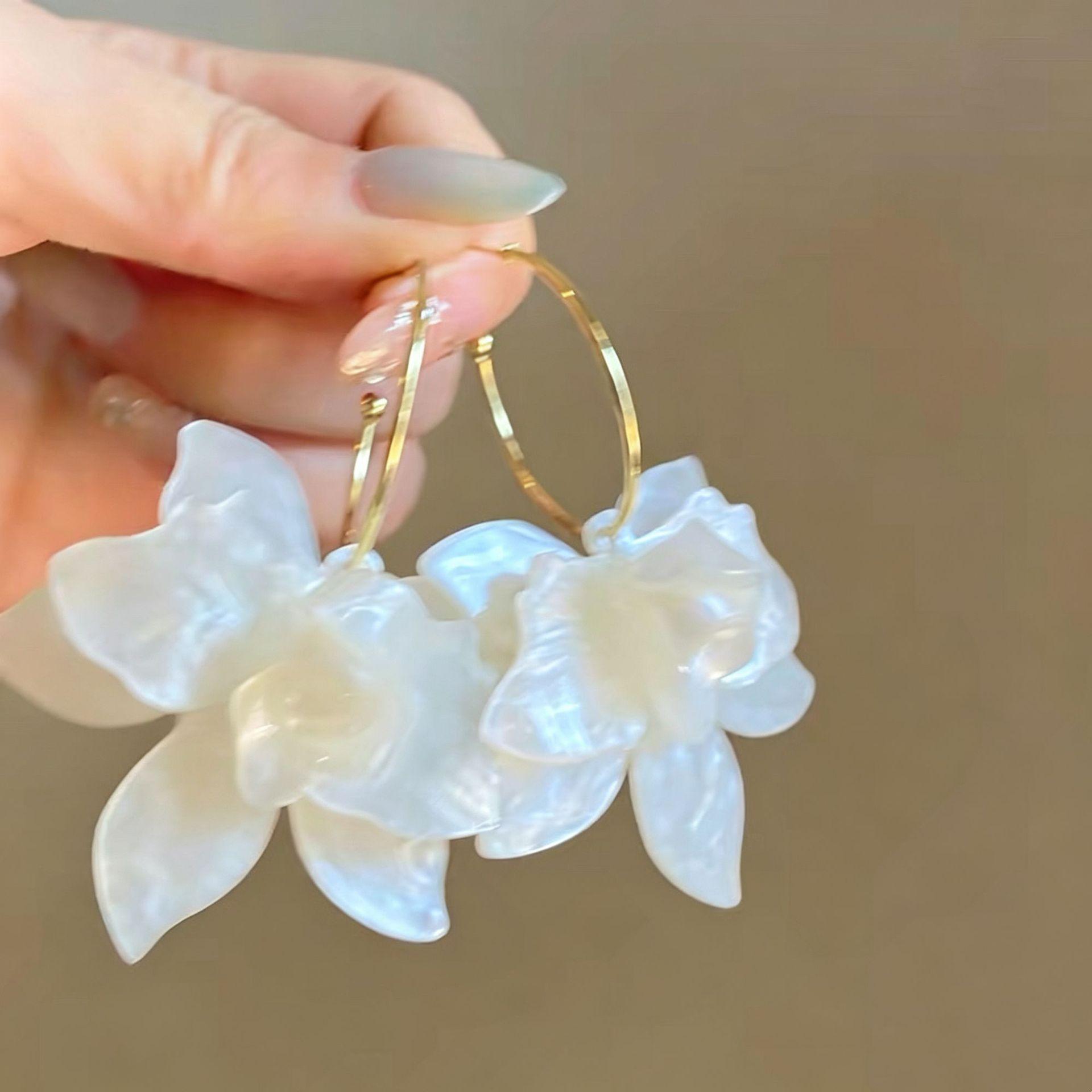 

Acetate shell flower earrings women s spring French exaggerated petal stud earrings niche high-end temperament super fire earrings белый