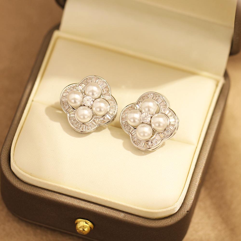 The new elegant and exquisite diamond-encrusted pearl four-leaf clover earrings are versatile and have no ear holes, ear clips, women's earrings, mixe