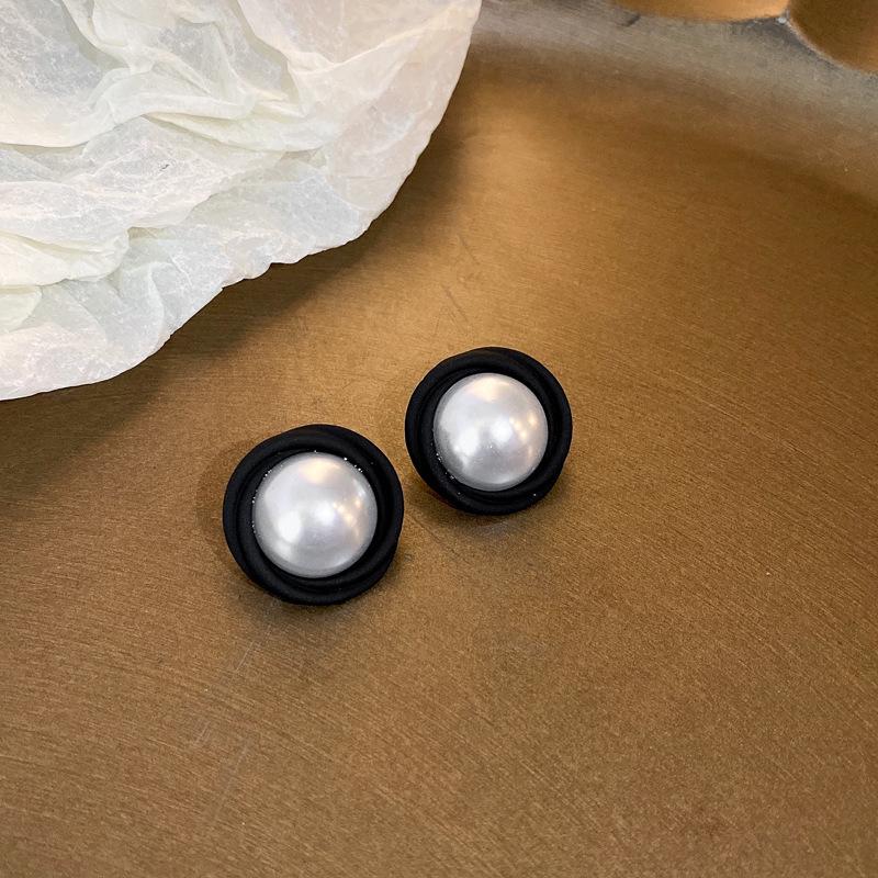 Silver Needle Diamond & Pearl Flower Stud Earrings - French Retro Fashion Design for Women.