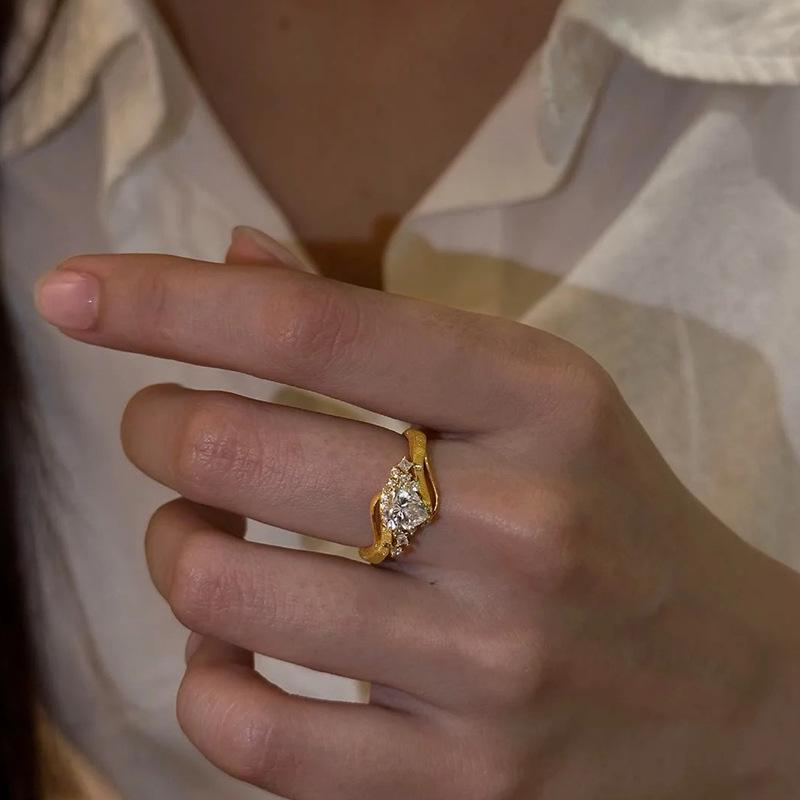 Retro Zircon Hollow Ring: Exquisite Fashion for Women