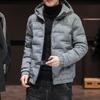 Moda Uomo Vestiti di Cotone Leggeri e Corti Inverno Nuova Tendenza Giacca con Cappuccio Ispessita Gioventù Taglia Grande Abbigliamento Uomo