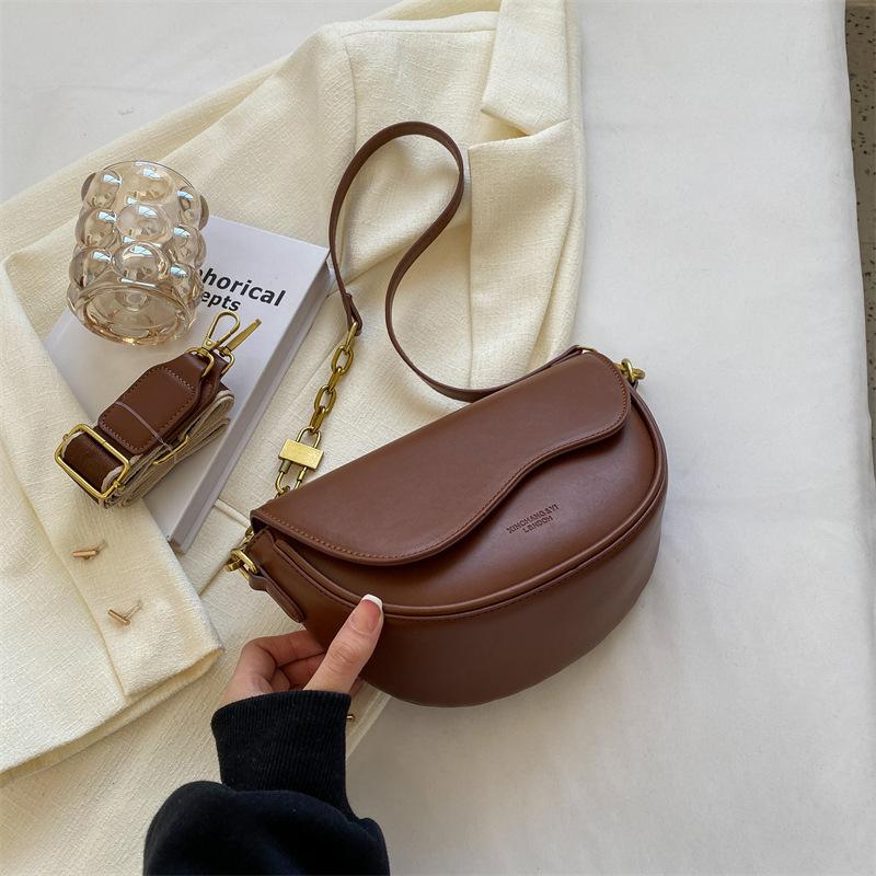 Korean Version of Fashion Small Bag Women's 2025 Autumn New Popular Retro Versatile Messenger Bag One Shoulder Underarm Saddle Bag