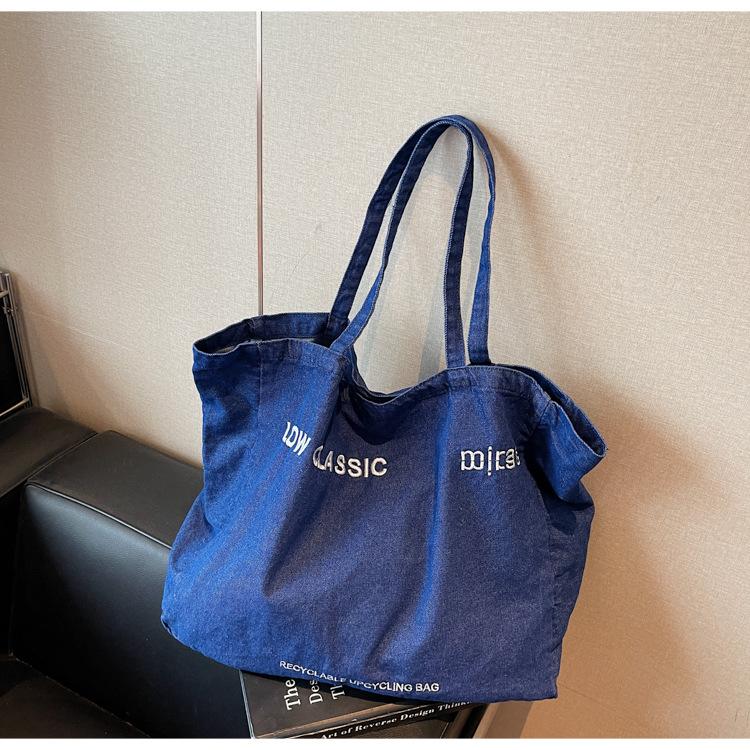 Korean casual women s tote bag, new large-capacity letter-printed canvas bag ins versatile commuter shoulder bag