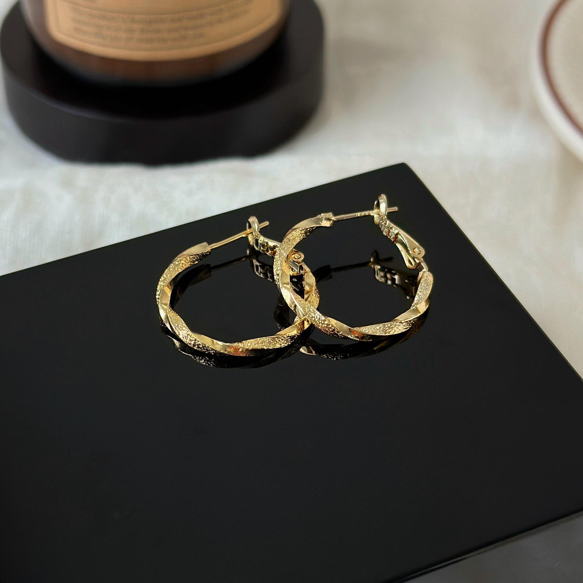 Elegant Gold-Twisted Speckled Round Earrings for Women - Simple, Versatile Design