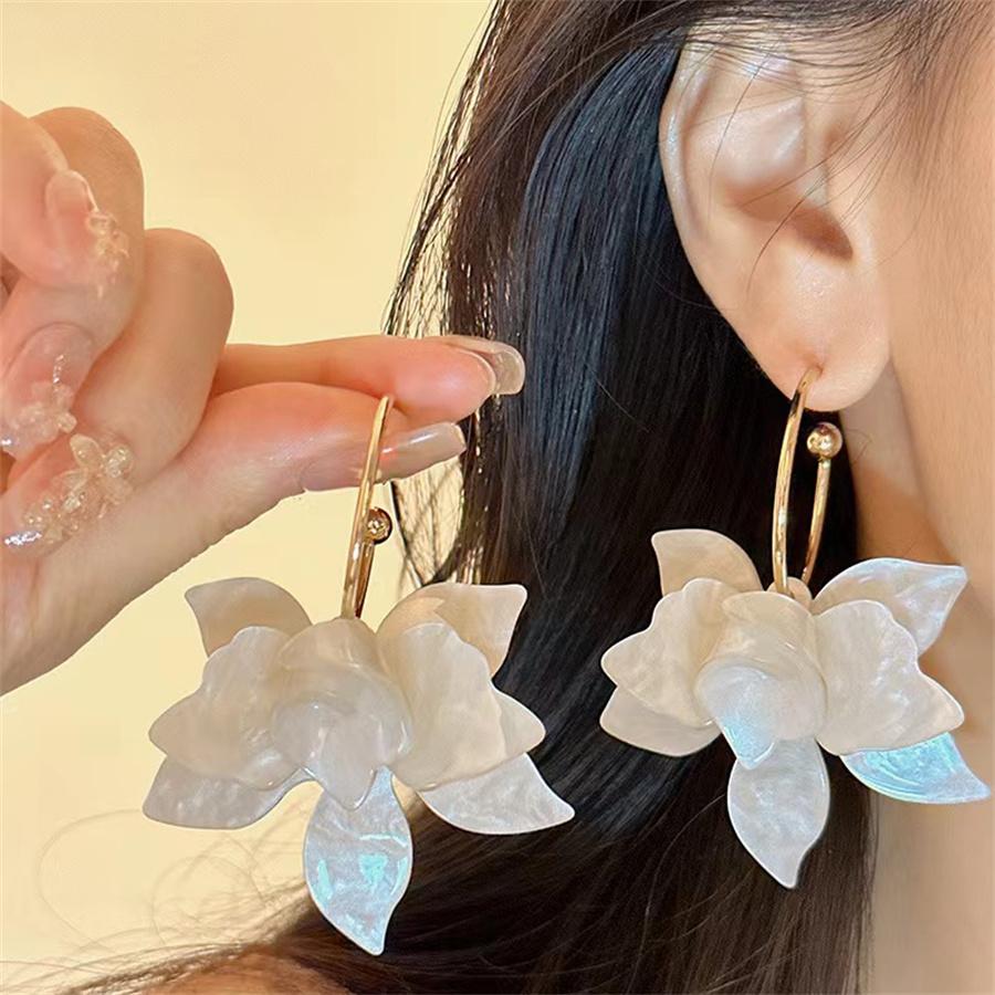 New  Metal Acrylic Petal Earrings European American Style Personalized Fashion Stud Earrings Ladies Girls Travel Accessories
