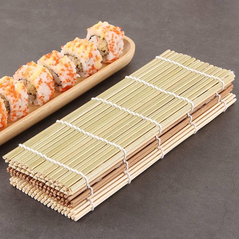 Rotoli di Sushi con Buccia Verde Realizzati con Set di Strumenti per Sushi in Bambù, Stampo per Riso per Sushi in Alga, Tappetino per Sushi in Bambù