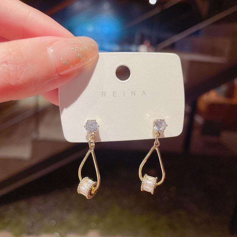 New Korean Silver Needle Micro-inlaid Zircon Stud Earrings for Women, Temperament Geometric Water Drop Earrings, Small Earrings.