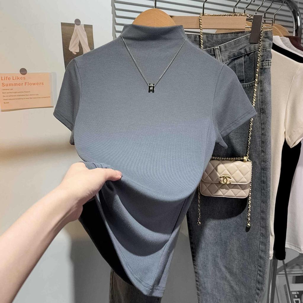 Damen 2024 Sommer Modisches Schwarzes T-Shirt: Gerippter Halbhoher Kragen, Kurze Ärmel, Reguläres Schulteransatz-Design