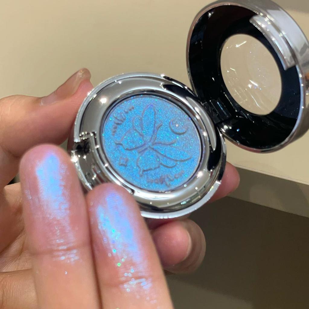 Flashy Silver Chameleon Highlighter: Icy Shimmer for Daily Brightening