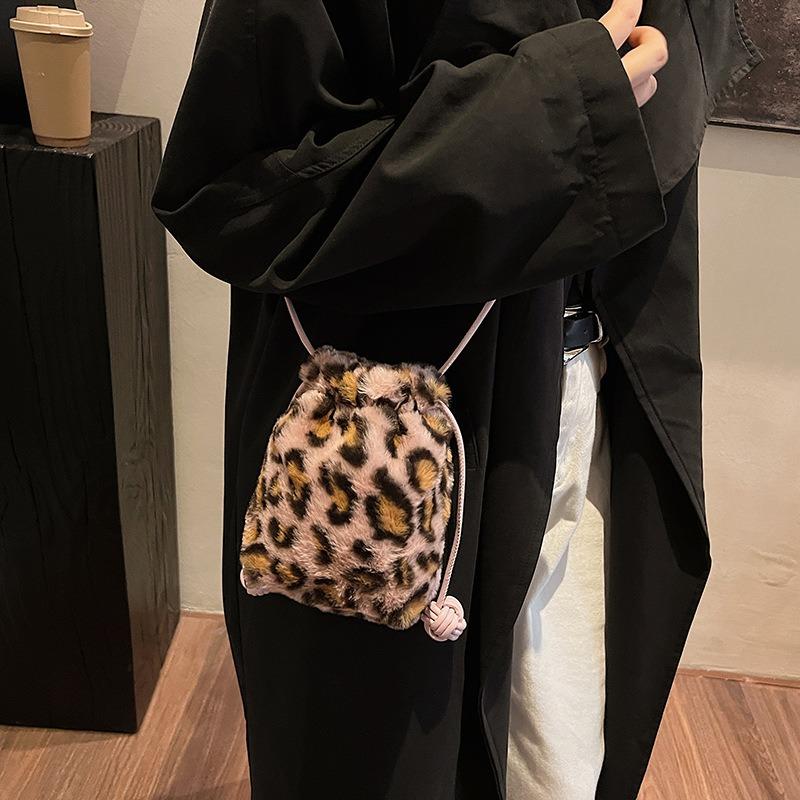 Autumn and winter plush leopard print mobile phone bag women's new cute drawstring shoulder bag bucket messenger bag