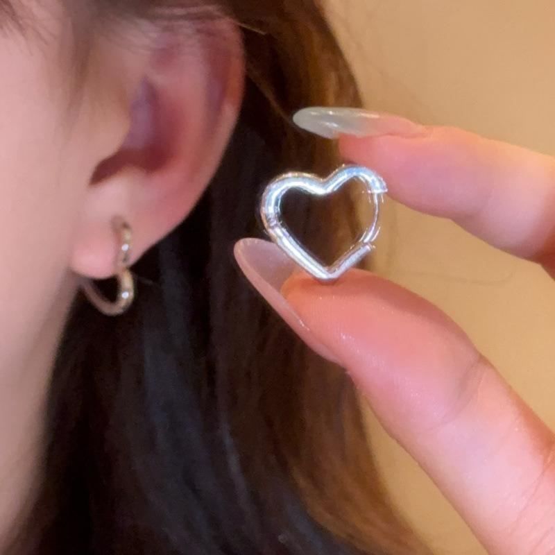 New Cold Wind Hollow Love Stud Earrings Women, Simple and Small Versatile Peach Heart Temperament Earrings Earrings