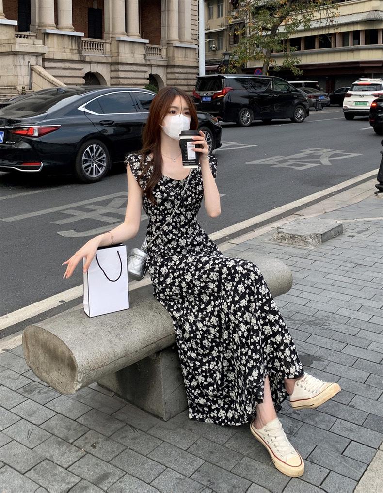 Spring/Summer 2024 Retro Black Floral Dress: Slim Fit, Medium-Long Length with Ruffled Skirt