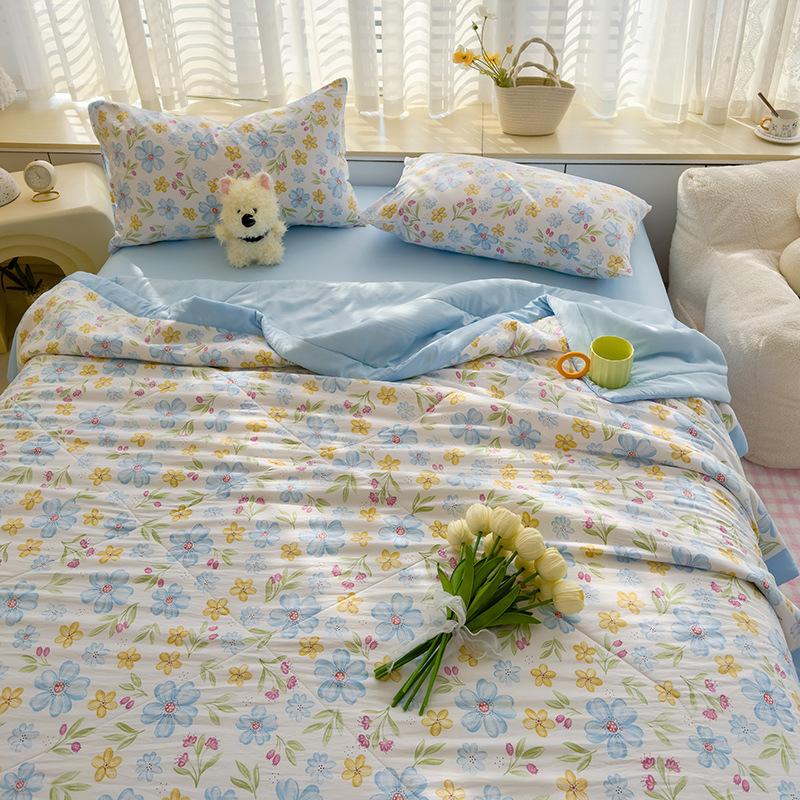 Ultra-Soft Summer Cooling Quilt - Lightweight, Breathable & Skin-Friendly with Embossed Floral Print Design for All Seasons - Perfect for Bedroom