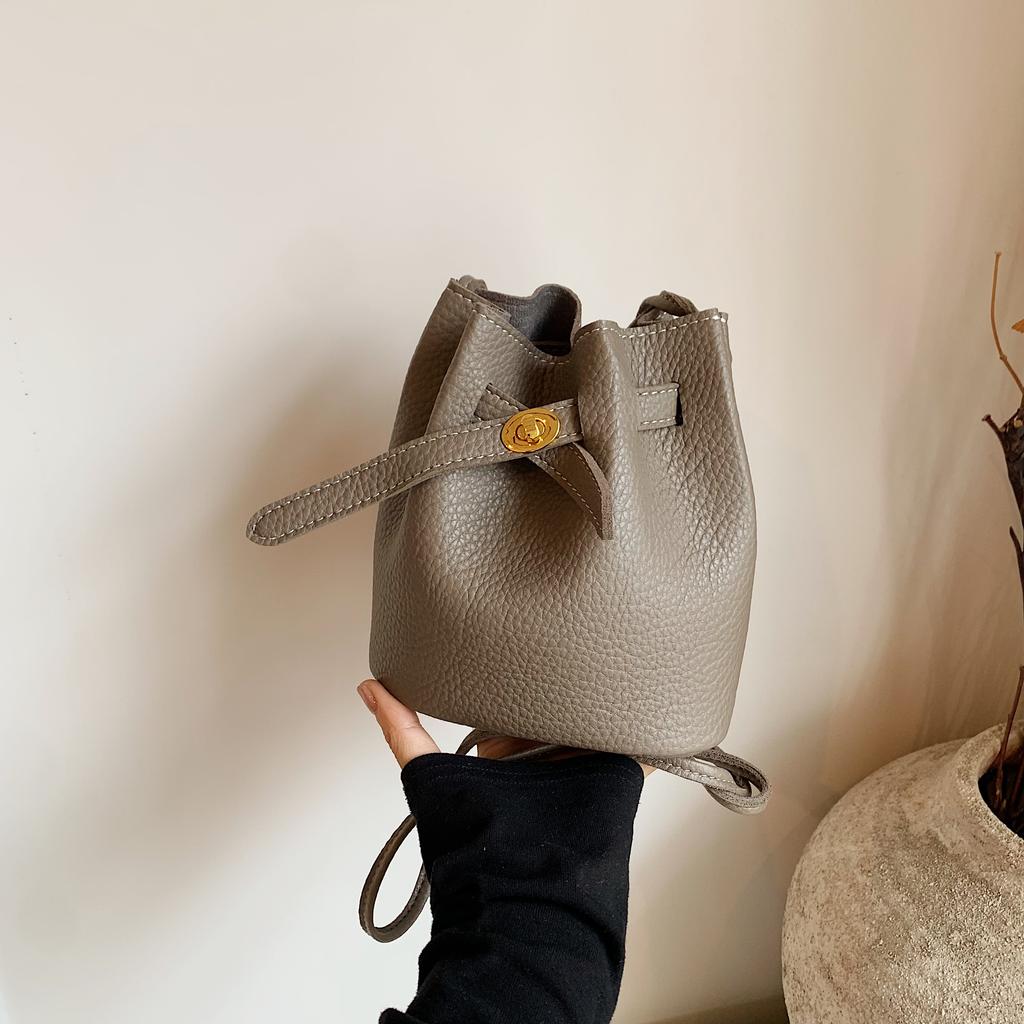 Neue modische Beuteltasche, trendige Umhängetasche mit einer Schulter, leichte und einfache Freizeittasche für Damen