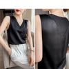 Camisole en soie glacée à col en V et épaules larges pour femme
