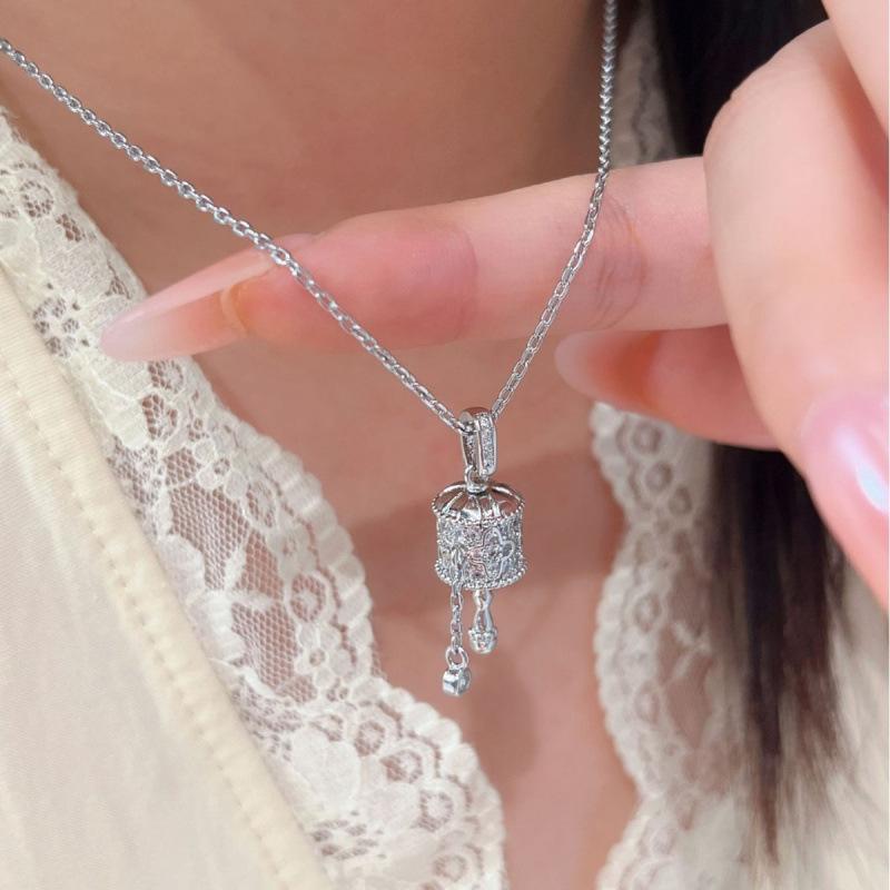 Small Sweet Potato To Gold Tube Four-Leaf Flower Clavicle Chain Full Of Diamonds High-End Niche Design Sense Can Be Rotated Necklace