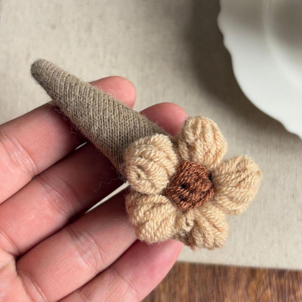 Autumn/Winter Forest-Style Knitted Flower Hair Clip for Bangs