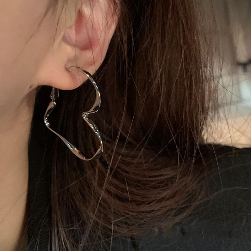 Fashionable and Cute Female Personality Exaggerated Hollow Heart Design Earrings, Suitable for Girls' Birthday Jewelry Gifts.