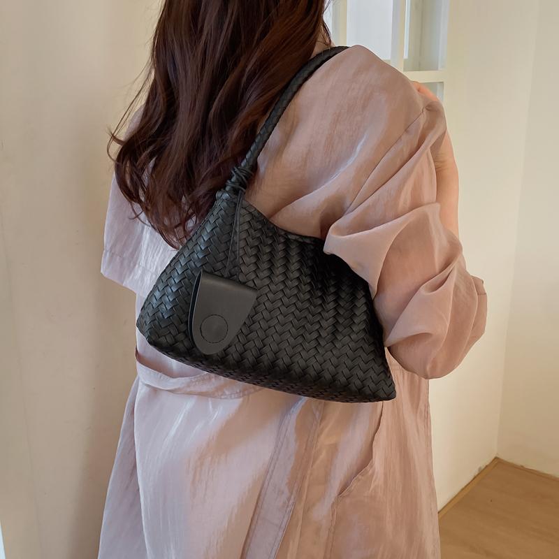 Woven Texture Shoulder Bag with Braided Handle Elegant Design for Daily and Casual Wear