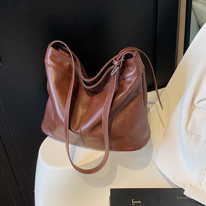 Simple and large-capacity commuter tote bag women's new autumn and winter retro Maillard shoulder messenger bag