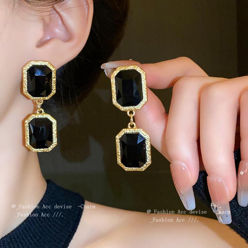 Medieval vintage jewelry European and American exaggerated geometric crystal necklace retro collarbone chain high-end item decoration