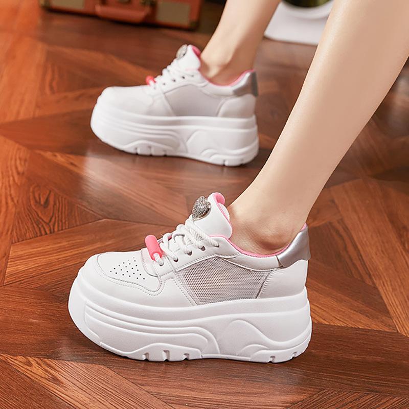 Plateau weiße Schuhe Damen Sommer 2025 neu Mesh hohle Sandalen Innenhöhenerhöhung Damenschuhe Mode vielseitige Board-Schuhe