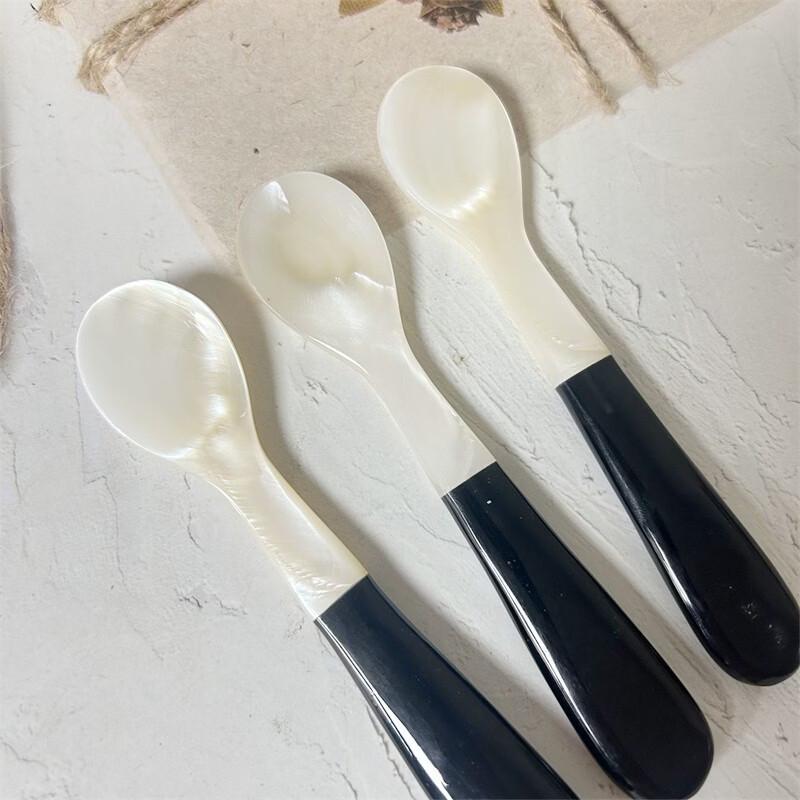 Plastic Imitation Shell Spoons - 2 Pack