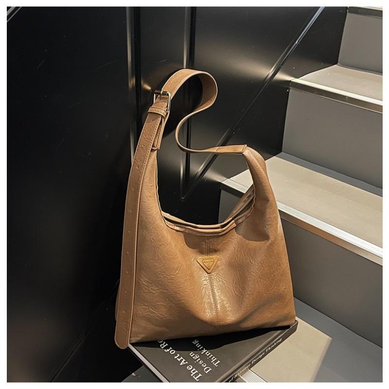 New Retro Large-capacity Armpit Bag Female Tote Bag with Simple Texture and One-shoulder Tote Bag.