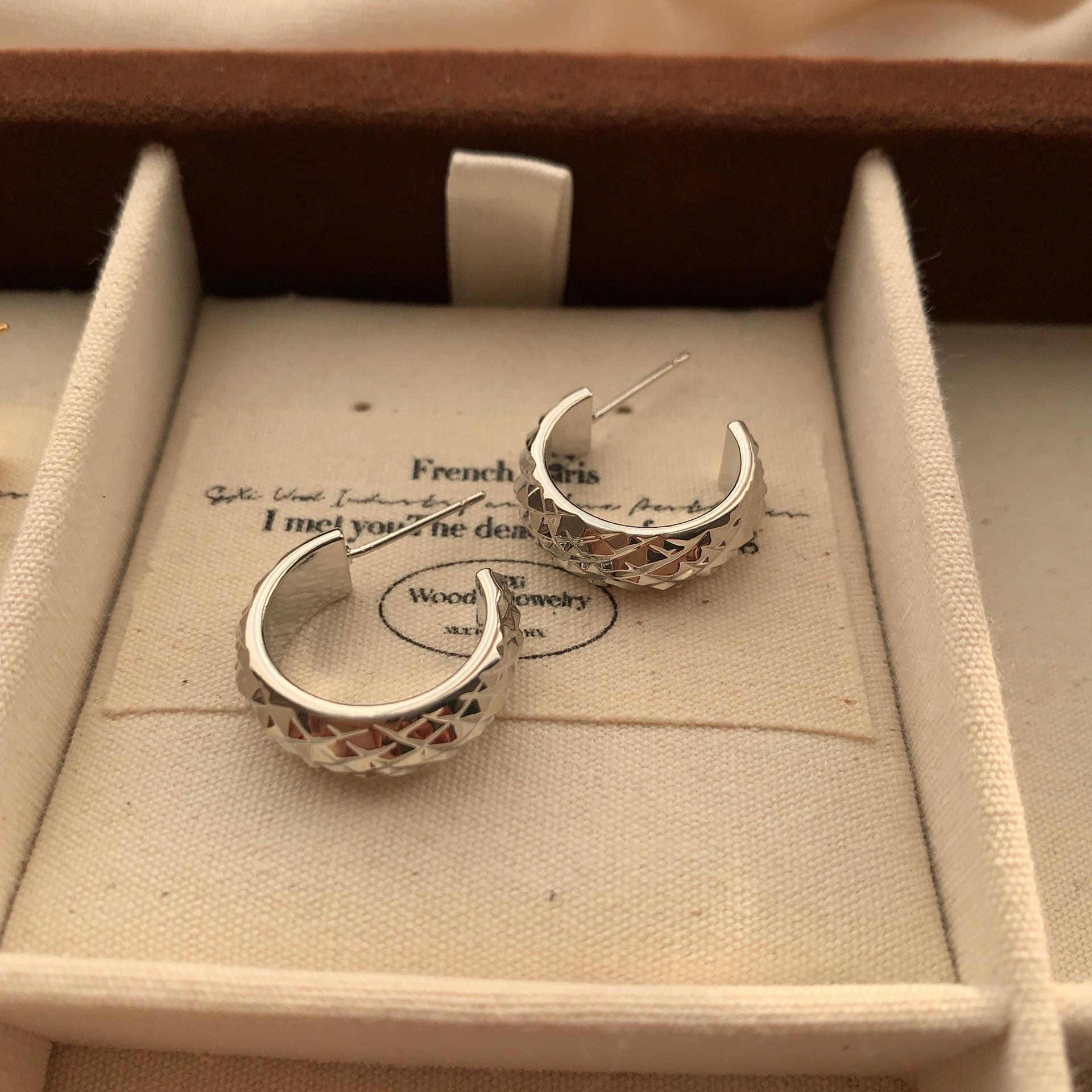 Semi-round metal earrings, earrings, geometric texture, light luxury, retro, high-end sense, fashionable three-dimensional personality