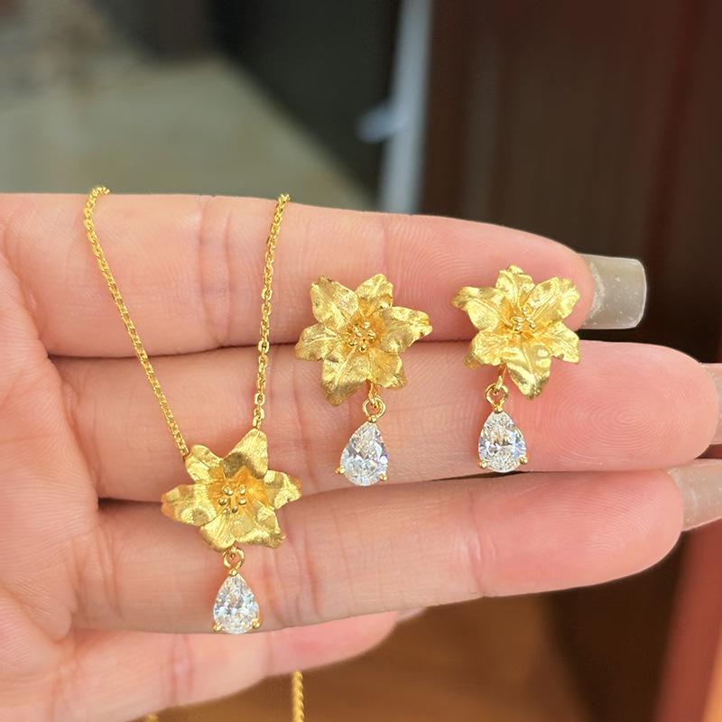 Zhu Zhi Fan Sterling Silver Flower Teardrop Necklace – Elegant Light Luxury Style for Women.