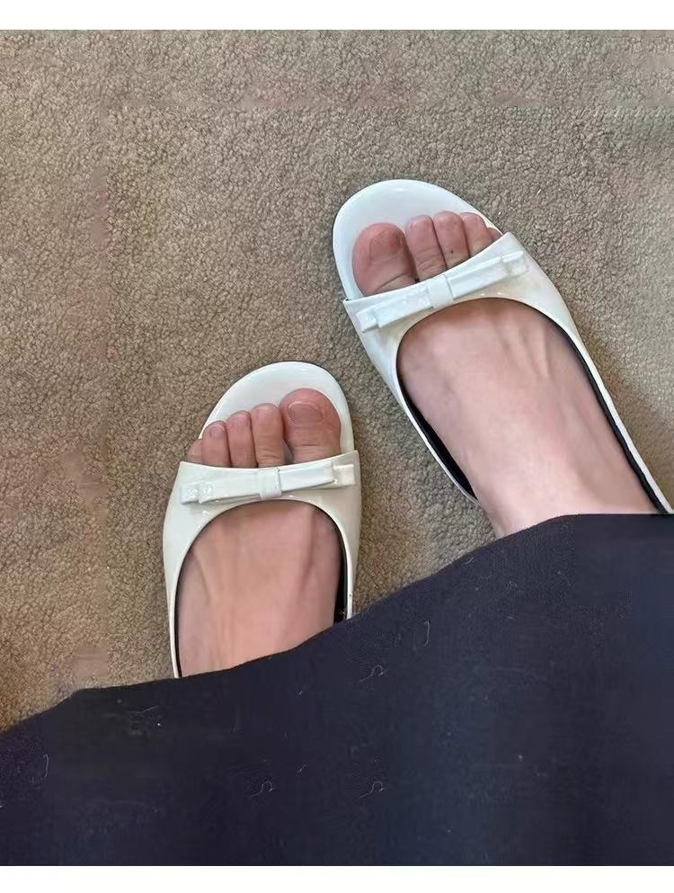 2025 new French patent leather black bow sandals women's versatile simple low-heeled casual open-toed slippers