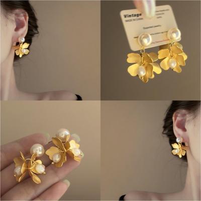 Elegant Freshwater Pearl Earrings: Silver Needle with French Gold Flowers for a Luxurious and Stylish Look