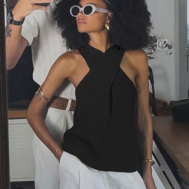 The New Women's Wear Is Elegant and Stylis Featuring A Sleevelessdrawstring Knitted Sweater and A Vest