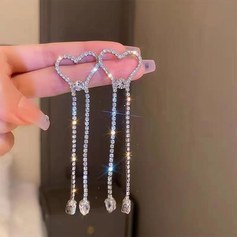 Light Luxury Temperament Design Sense Love Earrings Women's New Stud Earrings Retro High-end Sense Versatile Trendy Earrings