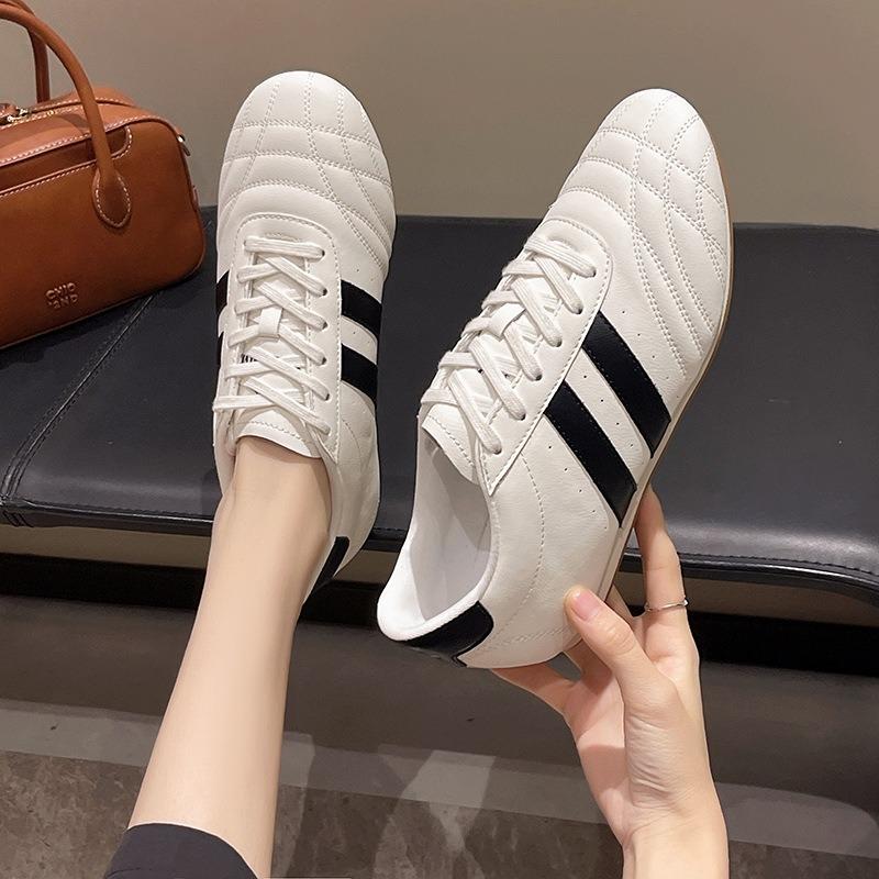 Fashion 2025 New Classic Retro Casual Low Top Running Shoes Anti-slip and wear-resistant Plus Size Women's black white colorway Sneakers