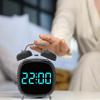 Liten digital vekkerklokke med LED-display Stor skjerm Snoozefunksjon Justerbar Batteridrevet Skrivebordsklokke
