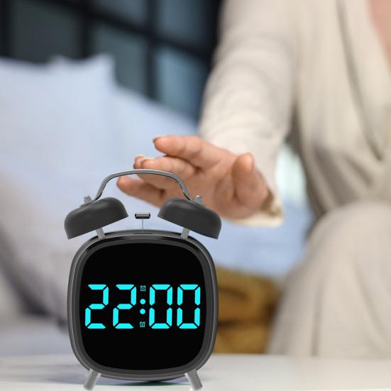 Liten digital vekkerklokke med LED-display Stor skjerm Snoozefunksjon Justerbar Batteridrevet Skrivebordsklokke
