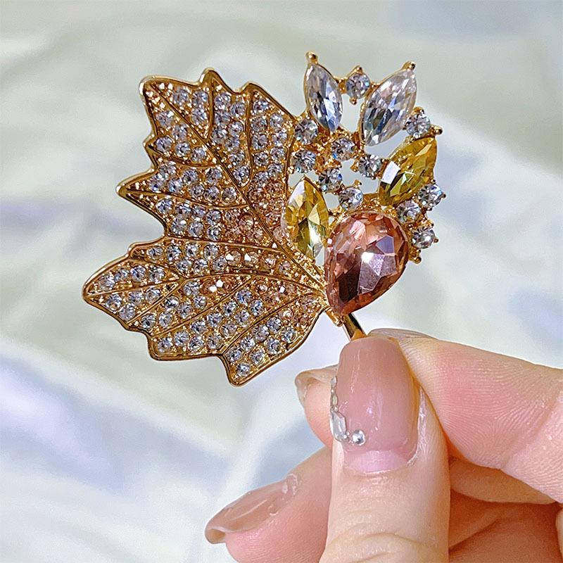

Full Diamond Maple Leaf Brooch - High-end, Niche, Pleated Blouse Accessory, Keeps You Hidden From View. шампанського