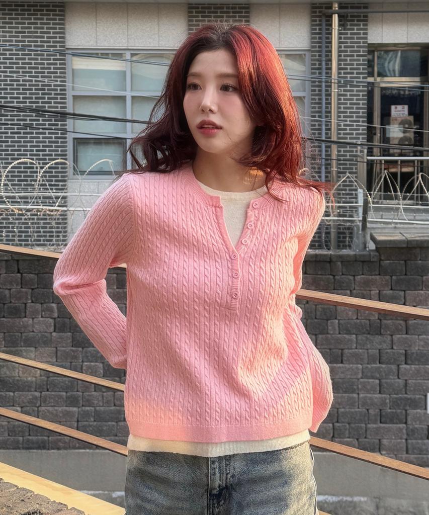 NOIRER FOR WOMAN Layered Henley Neck Signature Cable Knit (Pink)