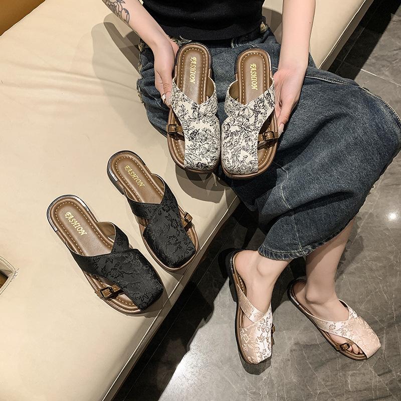 French flat-soled retro cover toe cool slippers women's shoes wear 2025 new summer going out beach sandals