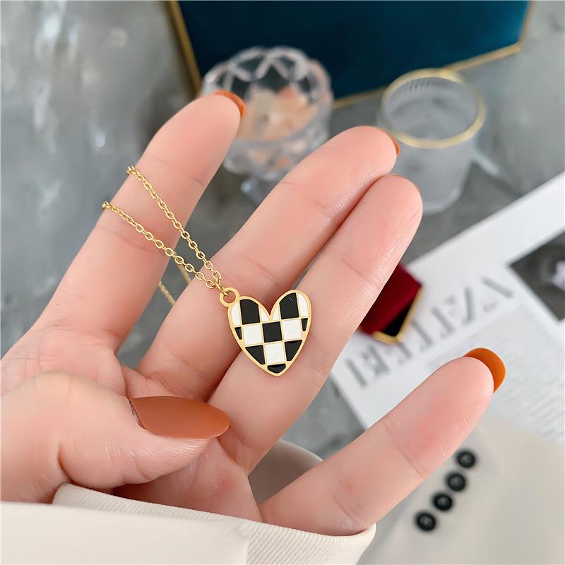 Chic Black & White Plaid Heart Titanium Steel Necklace for Women - Trendy European & American Fashion Jewelry 